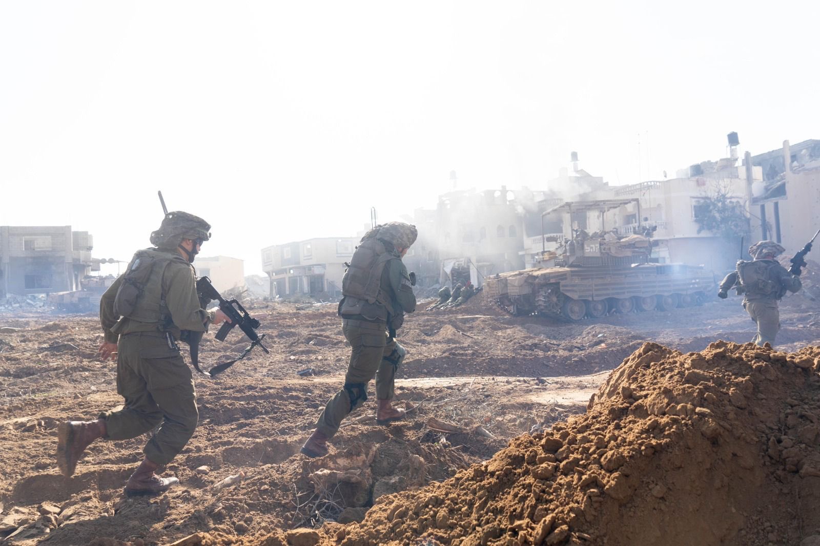 الاحتلال يعترف بمقتل جندي وإصابة 4 آخرين بمعارك رفح