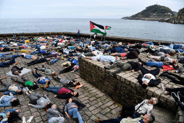 “غرنيكا” الإسبانية تستحضر المأساة.. وتطالب بوقف الإبادة في غزة بـ “لوحة بشرية ضخمة”