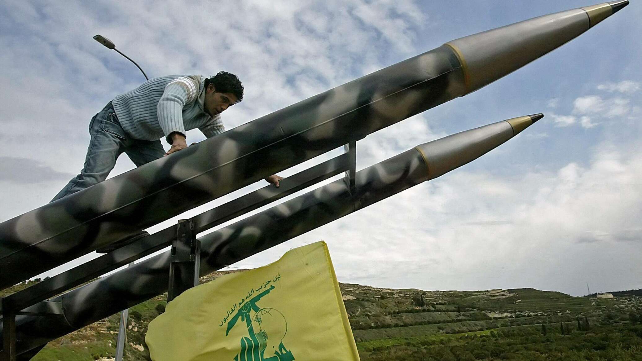 حزب الله يطلق 45 صاروخًا من لبنان على مواقع الاحتلال منذ الصباح