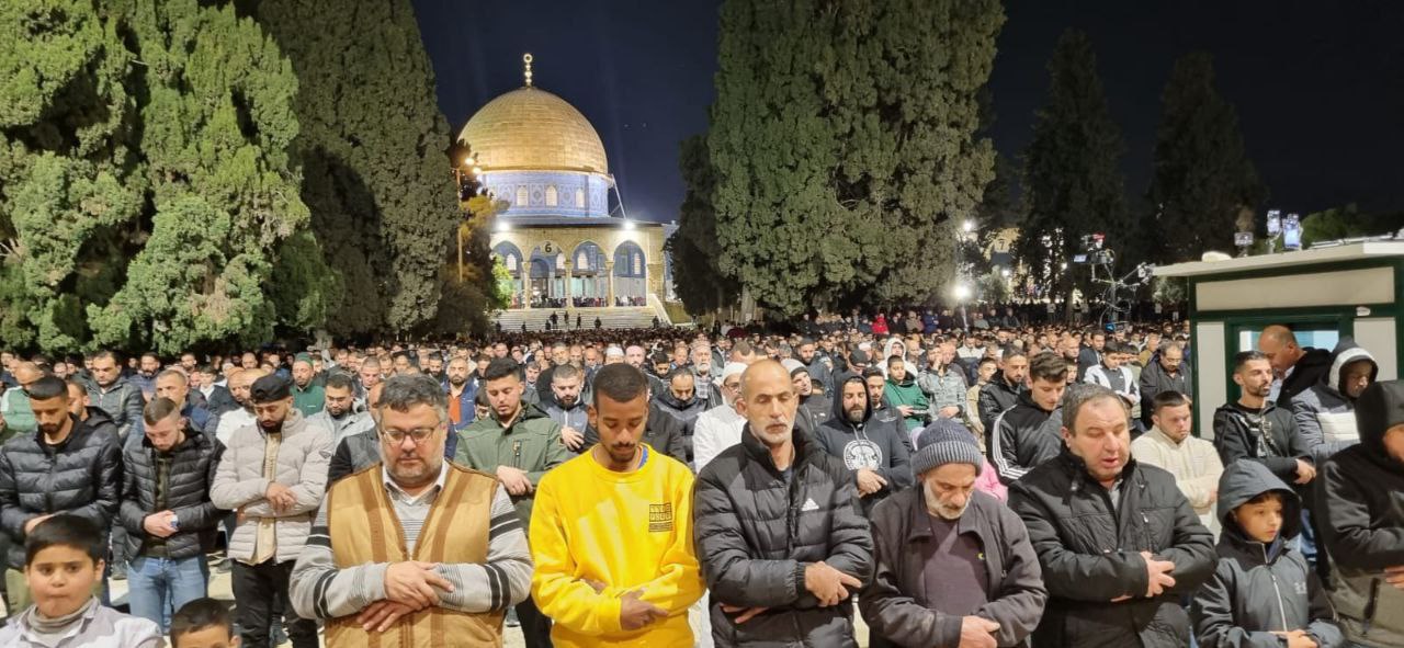 40 ألفا يؤدون صلاتي العشاء والتراويح في المسجد الأقصى