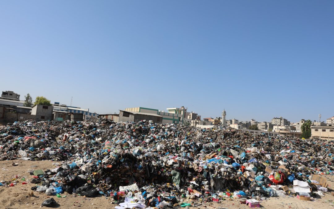 700 ألف مصاب بأمراض معدية.. وتراكم النفايات يفاقم الأزمة الصحية بغزة