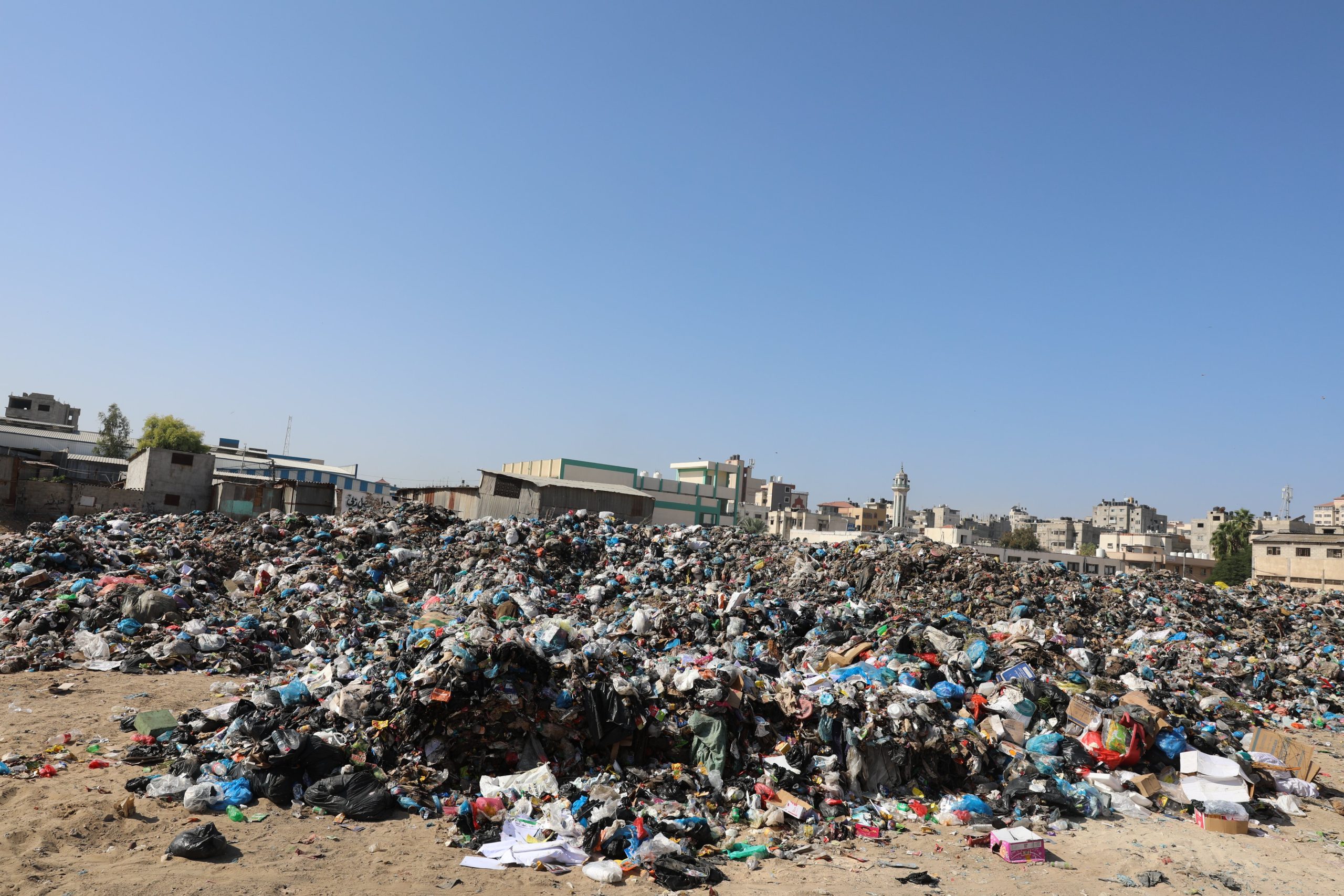700 ألف مصاب بأمراض معدية.. وتراكم النفايات يفاقم الأزمة الصحية بغزة