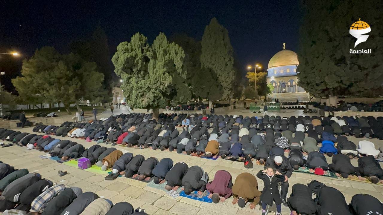 30 ألفا يؤدون صلاتي العشاء والتراويح في المسجد الأقصى 30 ألفا يؤدون صلاتي العشاء والتراويح في المسجد الأقصى