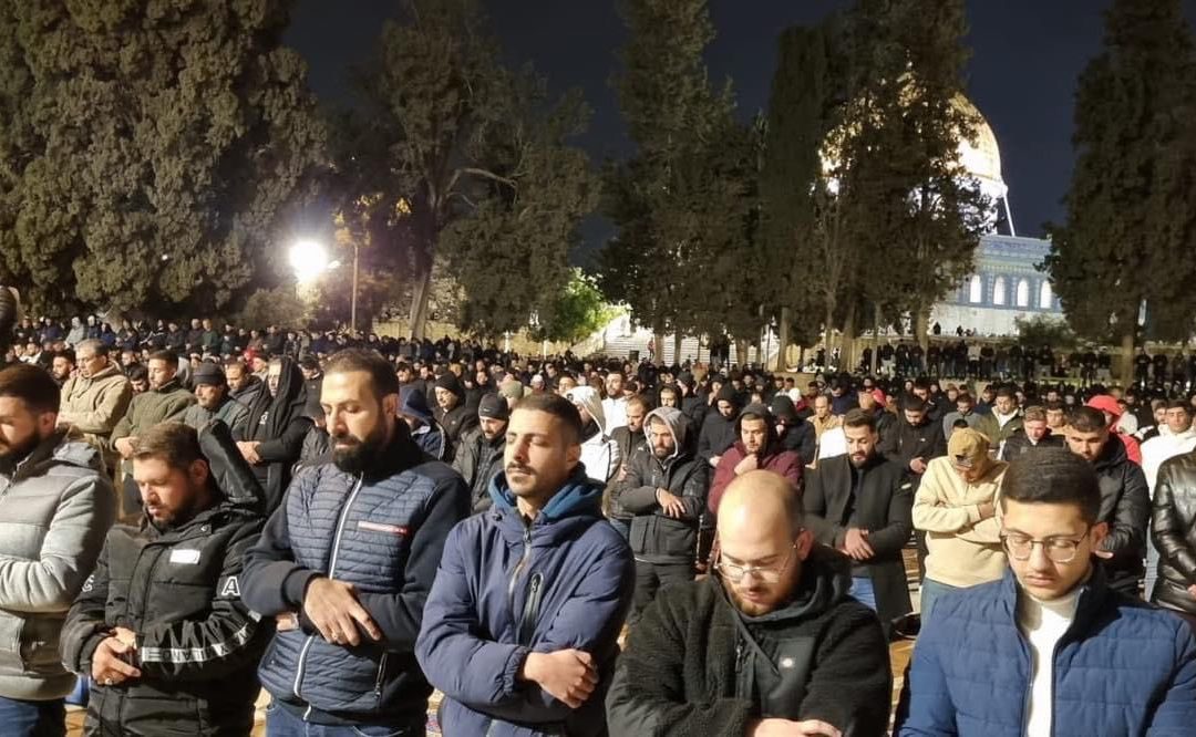 35 ألفا يؤدون صلاتي العشاء والتراويح في المسجد الأقصى