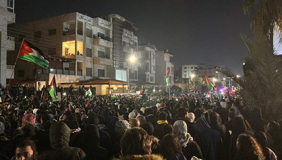 دعماً للمقاومة وانتصاراً لغزة.. حشود هائلة تهدر بصوتها أمام سفارة الاحتلال في عمّان