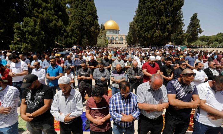 رغم حواجز الاحتلال.. آلاف المصلين يؤدون صلاة الجمعة في المسجد الأقصى