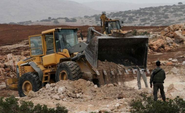 الاحتلال يجرف أرضاً ويقتلع أشجاراً في حوسان، وهجمات للمستوطنين جنوب الخليل