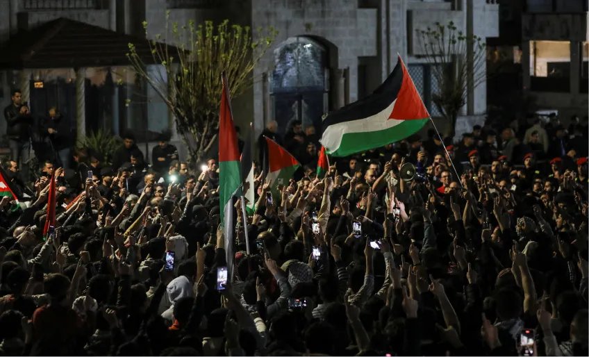 استمرار الحشود الأردنية في محيط سفارة الاحتلال.. وسط هتافات دعم المقاومة