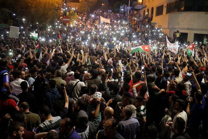 استمرار الحشود الأردنية في محيط سفارة الاحتلال.. وسط هتافات دعم المقاومة