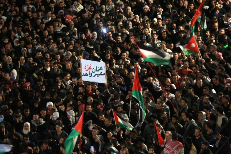 حناجر الأردنيين ما زالت تصدح.. آلاف المتظاهرين يتجمعون في محيط سفارة الاحتلال في الأردن
