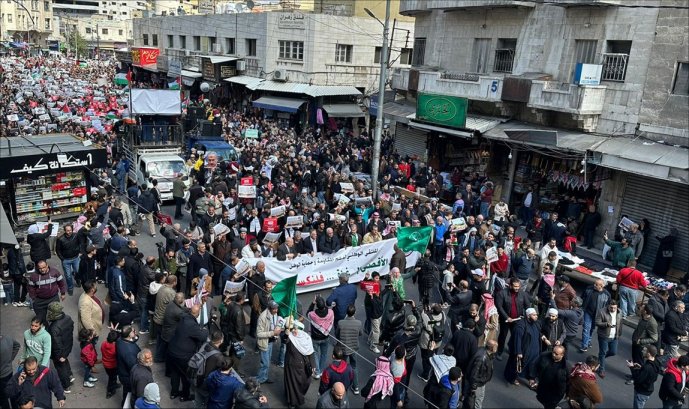 تحت عنوان: فلنكسر الحصار.. آلاف الأردنيين ينظمون مسيرة ضد العدوان على غزة