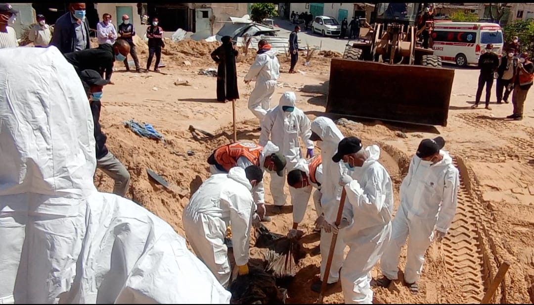 الدفاع المدني: 58 جثة جديدة في 3 مقابر جماعية بمستشفى ناصر
