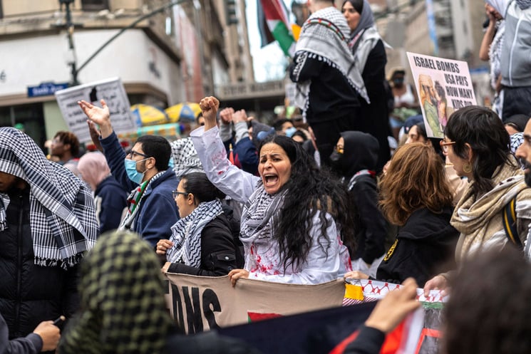 شرطة نيويورك تشتبك مع متظاهرين متضامنين مع غزة وسط تعتيم إعلامي على الحدث  