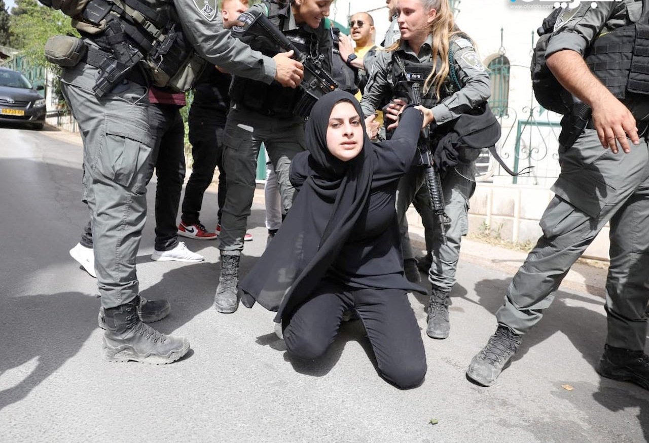 اعتقال امرأة