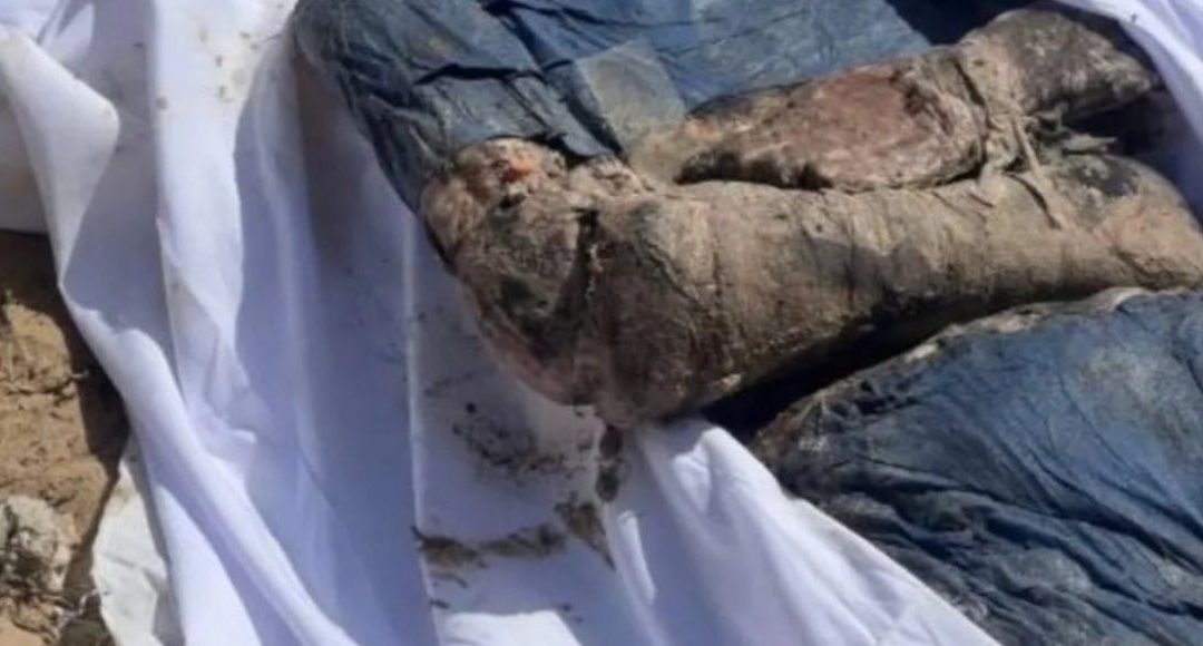انتشال 73 جثمانًا.. فصول جديدة من جرائم المقابر الجماعية للاحتلال في “مستشفى ناصر”