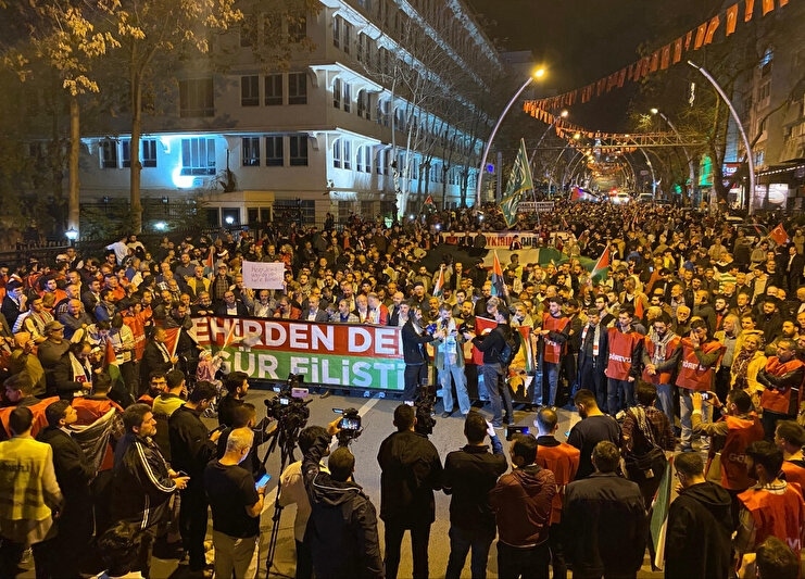 حشود كبيرة في أنقرة تطالب بإنهاء العدوان الصهيوني على غزة (شاهد)