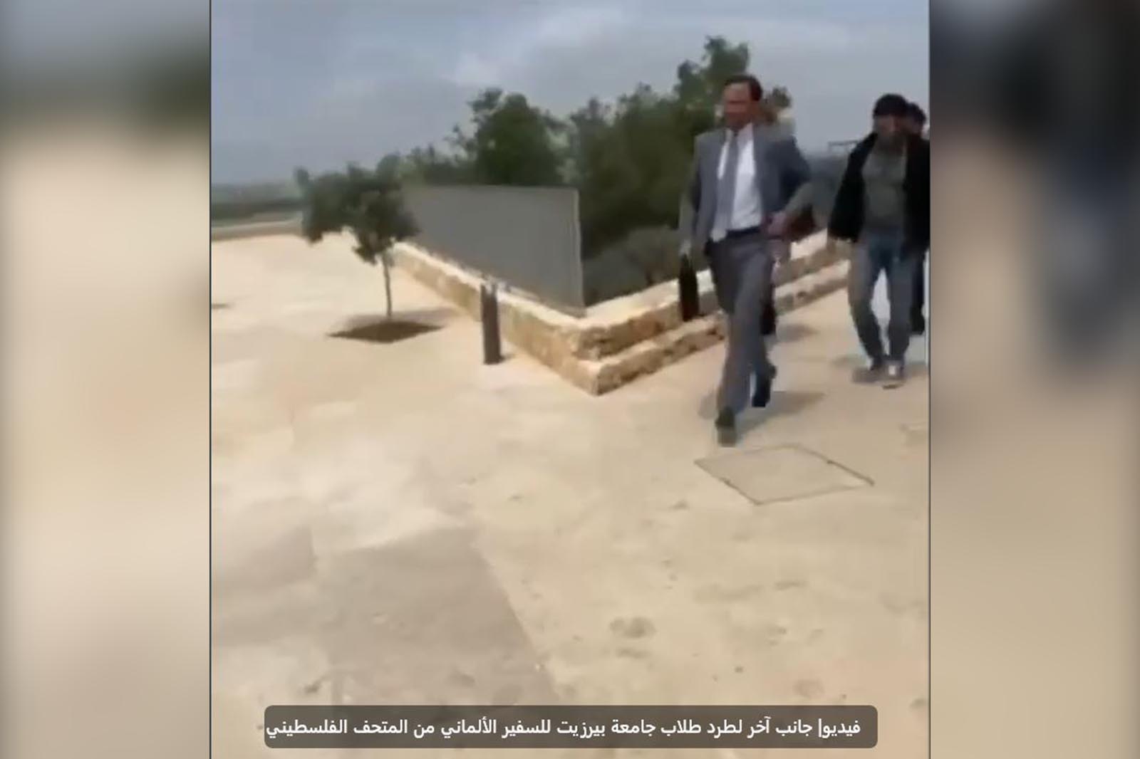 طلبة بيرزيت يطردون سفير ألمانيا لموقف بلاده من حرب غزة (بالفيديو)