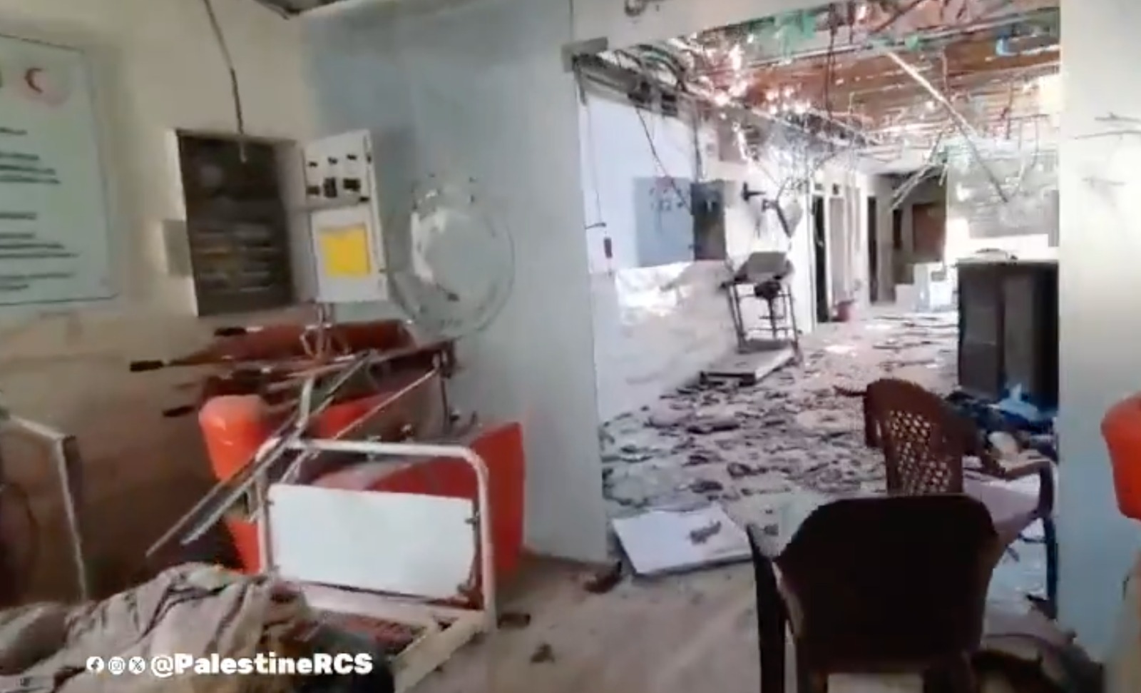 مشاهد توثق الدمار الهائل داخل مستشفى الأمل وخارجه في خان يونس