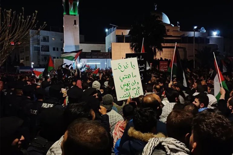 الحشود الأردنية تواصل احجتاجاتها في محيط سفارة الاحتلال