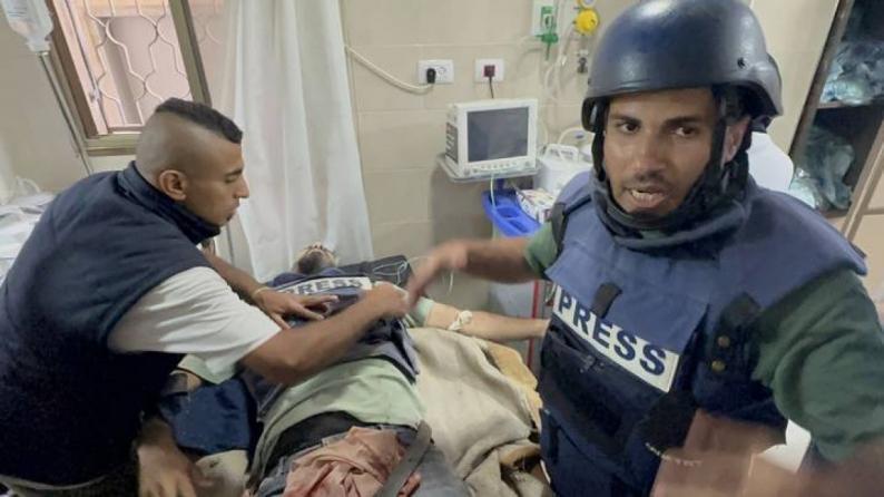الإعلامي الحكومي يدين استهداف الاحتلال ثلاثة صحفيين في مخيم النصيرات وسط قطاع غزة