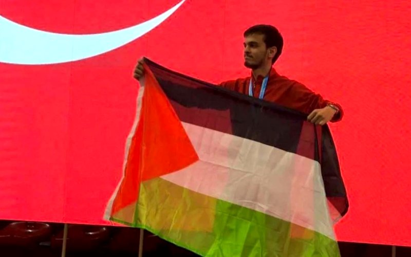 رياضي تركي مهدد بخسارة لقب البطولة بعد رفعه علم فلسطين