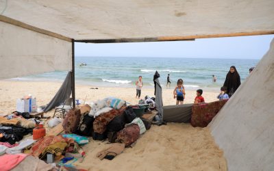 هربًا من حمم القصف.. النازحون يفترشون لظى الرمال بشاطئ غزة