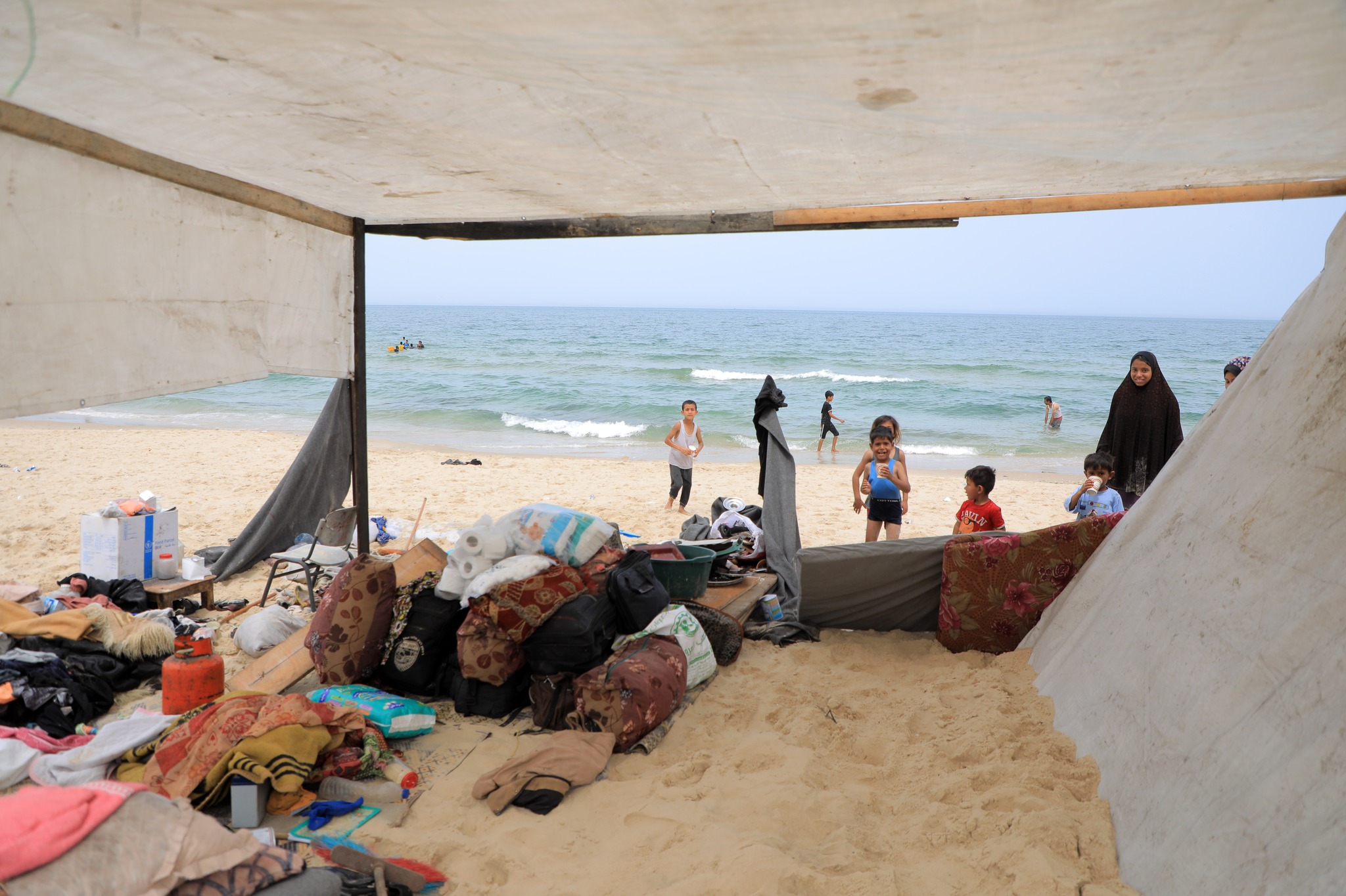 هربًا من حمم القصف.. النازحون يفترشون لظى الرمال بشاطئ غزة