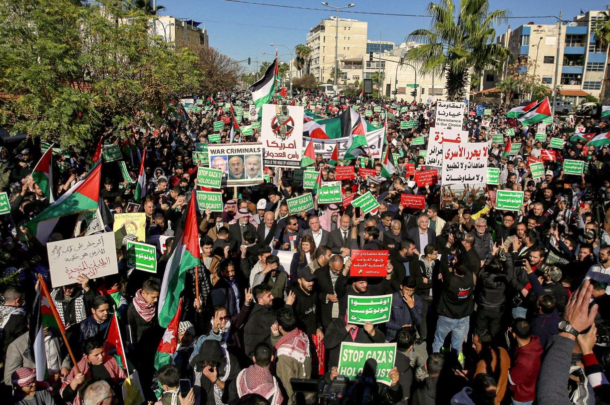 آلاف الأردنيين يشاركون في مسيرات دعم لغزة وتنديدًا بعدوان الاحتلال