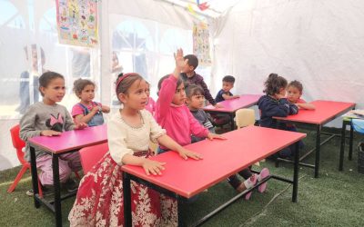 مدرسة لتعليم الأطفال في المواصي رغم نار الحرب وإرهاب الاحتلال
