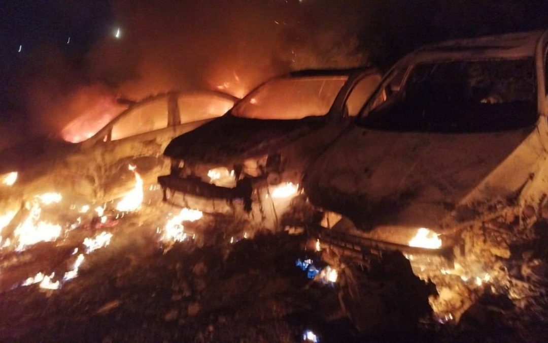 مستوطنون يضرمون النار بمشطب للمركبات جنوب نابلس