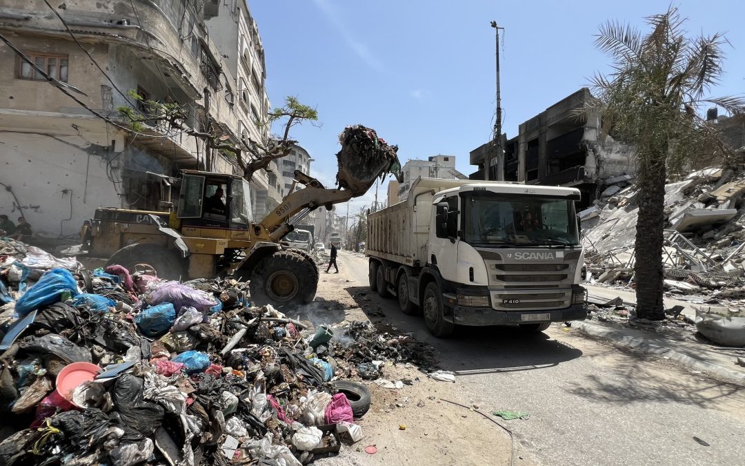 قذارة العدوان تفاقم أزمة النفايات وتهدد حياة النازحين بغزة