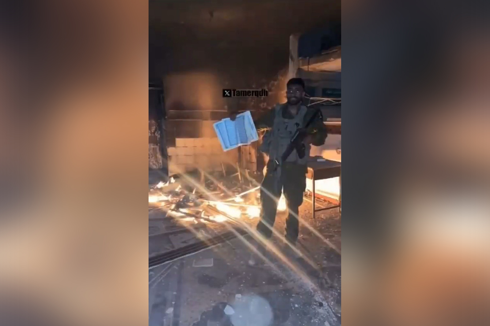 جندي إسرائيلي يحرق المصحف