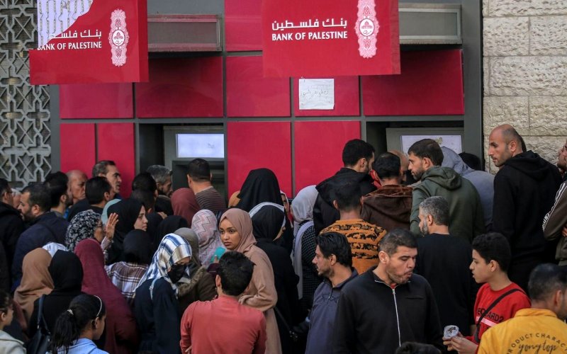 نقص السيولة ينذر بكارثة اقتصادية في غزة ودعوة لسلطة النقد الفلسطينية لفتح البنوك