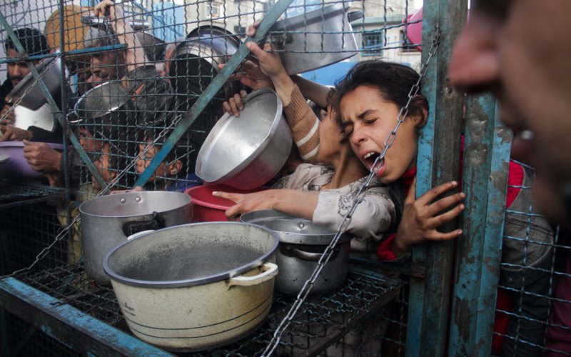 الإندبندنت: بايدن سلّح إسرائيل وتواطأ معها في تجويع أهل غزة