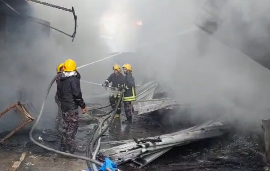 قنابل الاحتلال تحرق عشرات المحال التجارية في السوق المركزي برام الله