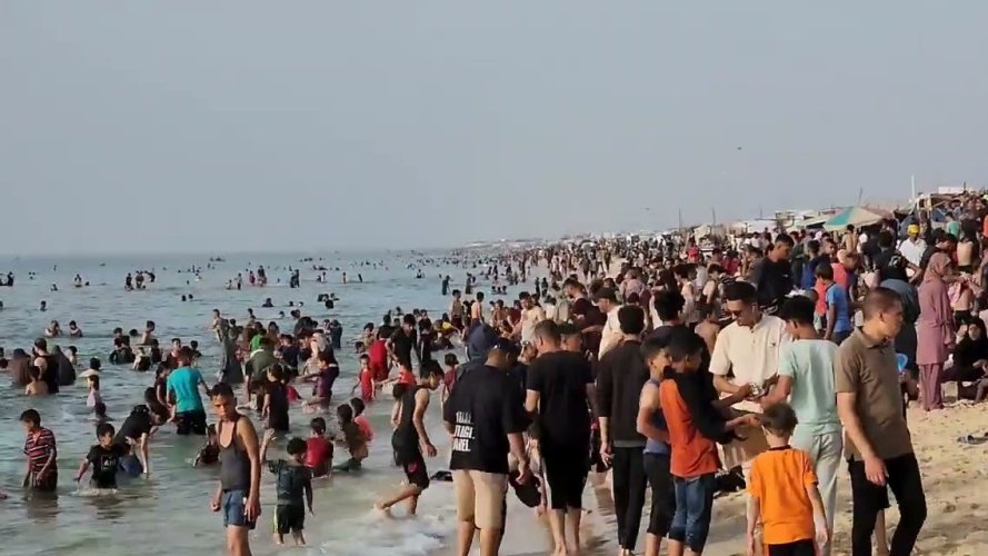 البحر .. متنفس أهالي غزة وسط الحرب والتهجير القسري