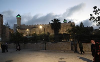 جيش الاحتلال يقتحم المسجد الإبراهيمي ويمنع أذان المغرب