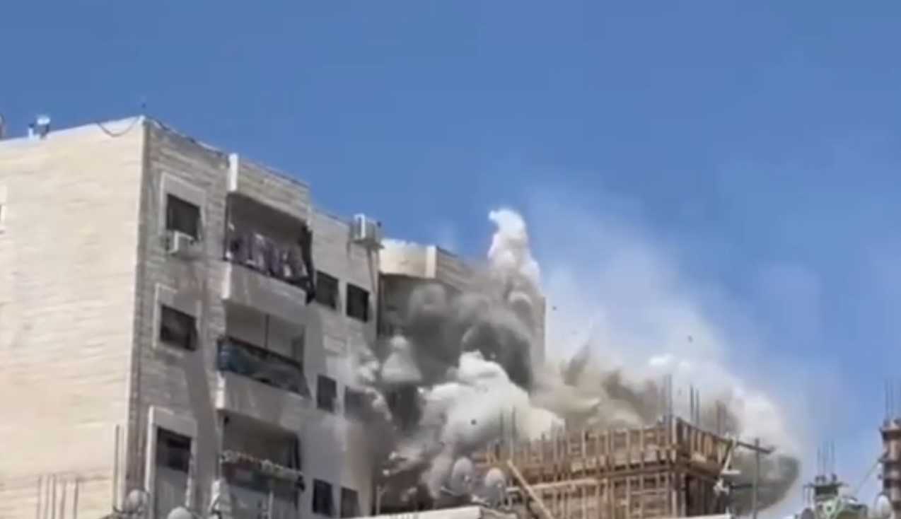 الاحتلال يفجر منزل الشهيد فادي جمجوم في مخيم شعفاط الاحتلال يفجر منزل الشهيد فادي جمجوم في مخيم شعفاط