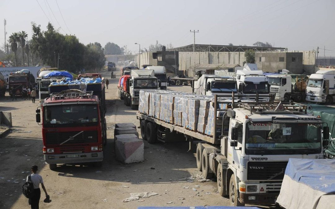 الإعلام الحكومي: شاحنات المساعدات التي تدخل غزة دون الحد الأدنى لإغاثة شعبنا  