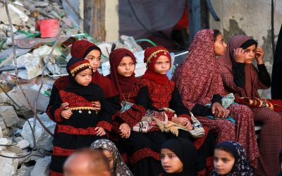 أطفال غزة يختلسون لحظات الفرح في العيد.. والعدوان يسرق ثيابهم الجديدة وأرواحهم