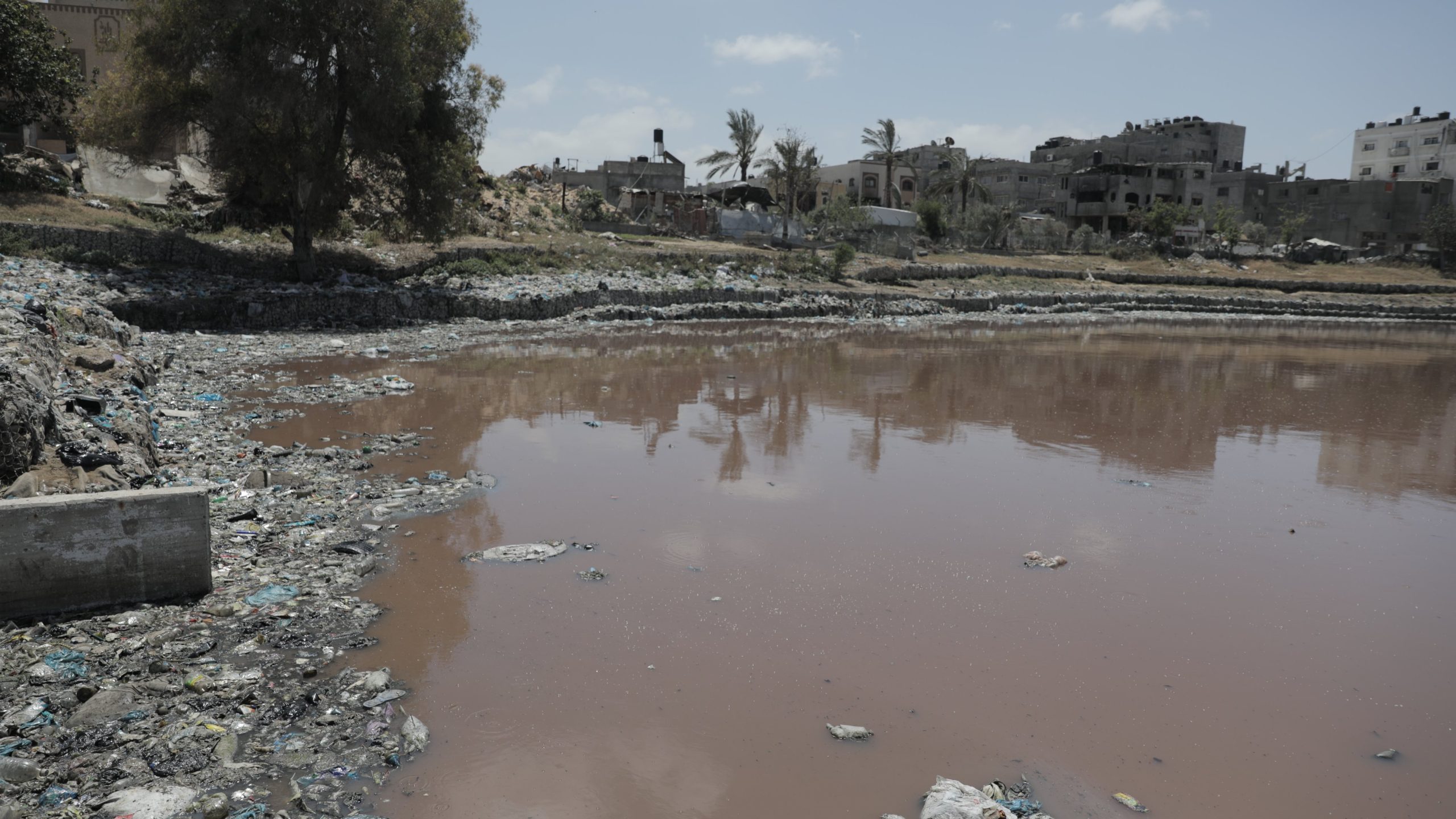حياة النازحين وسط قطاع غزة مهددة بالمياه العادمة