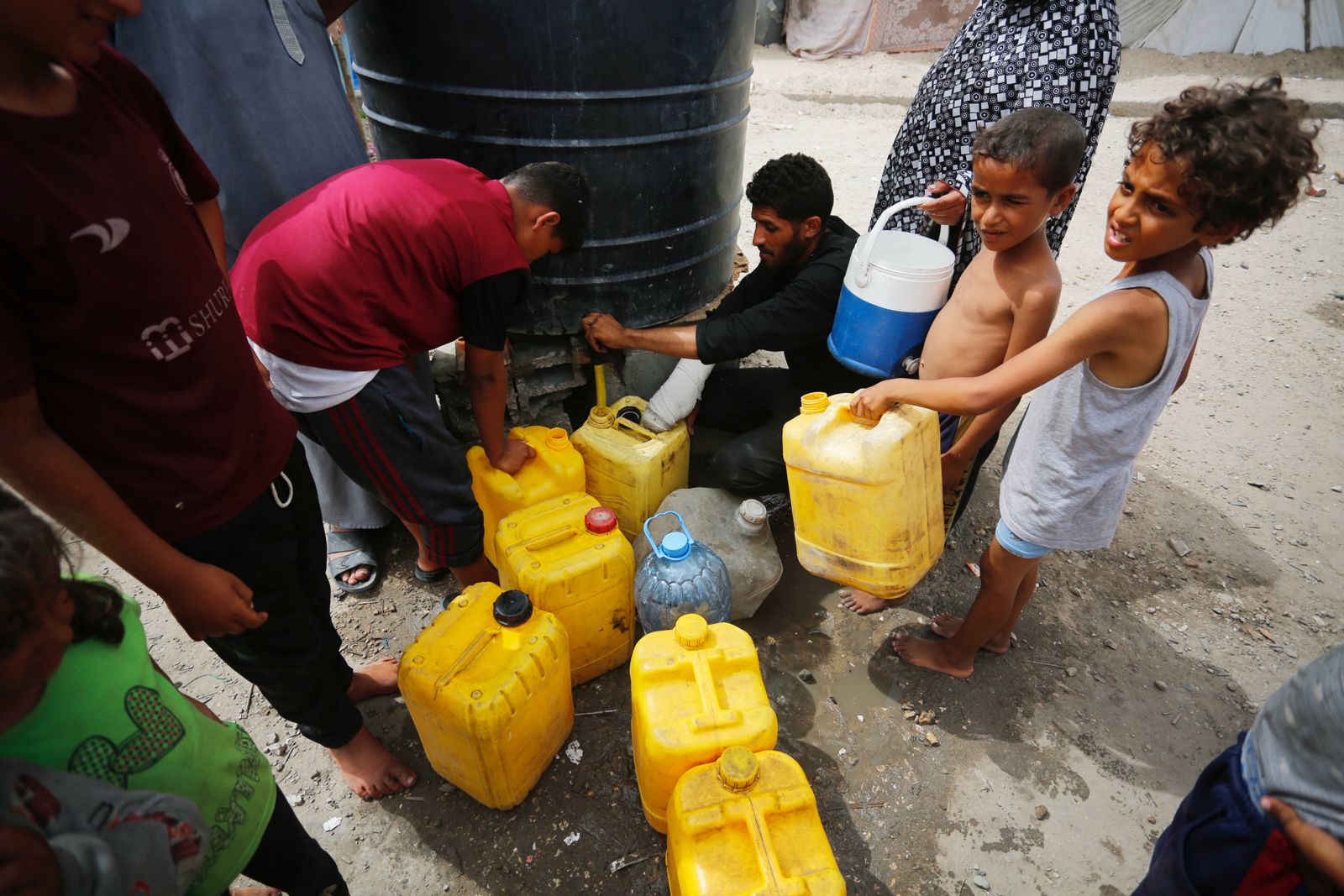 الأونروا تحذر من احتمال تفشي الكوليرا في غزة