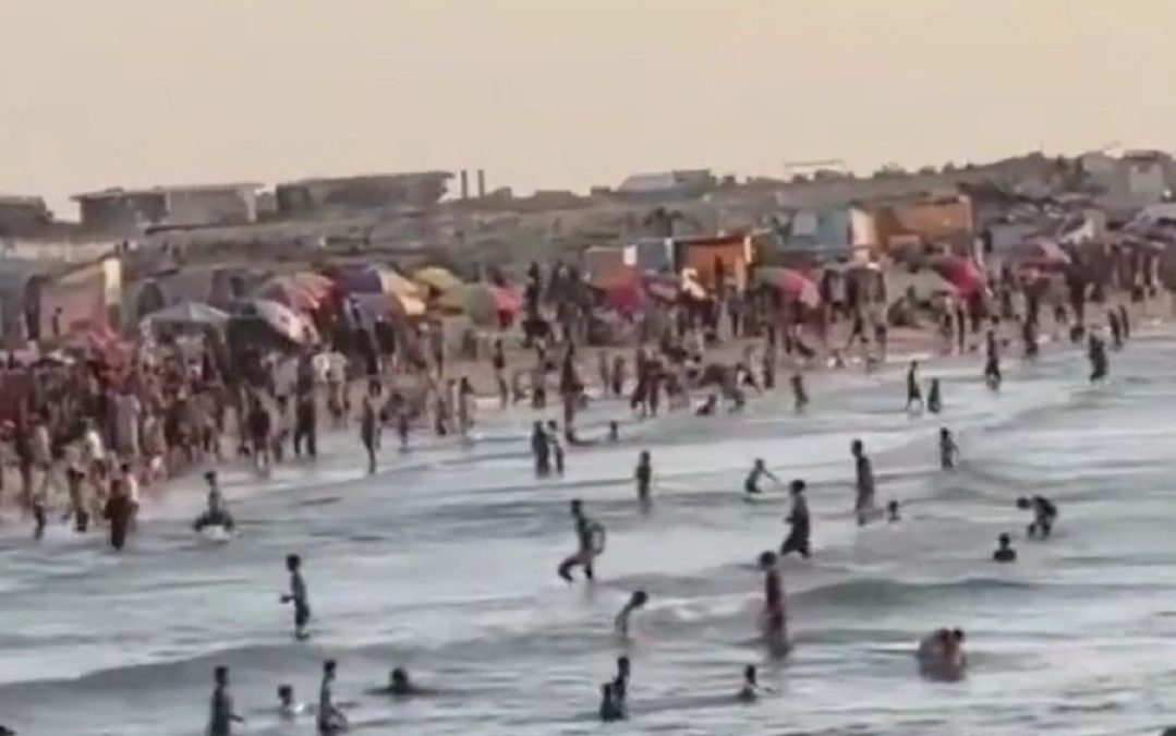 جحيما الحر والحرب يعيدان الحياة لشواطئ غزة