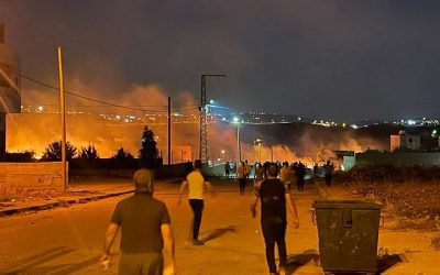 مستوطنون يهاجمون قرية قصرة ويضرمون النار في ممتلكات المواطنين