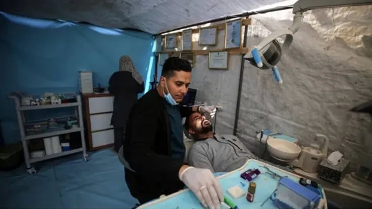 عيادة أسنان في غزة داخل خيمة