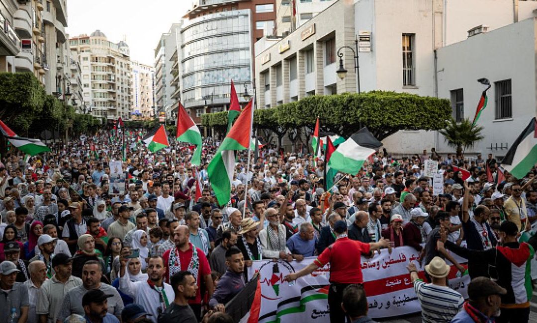 تحت شعار الكوفية الفلسطينية رمز القضية.. آلاف المغاربة يتضامنون مع غزة