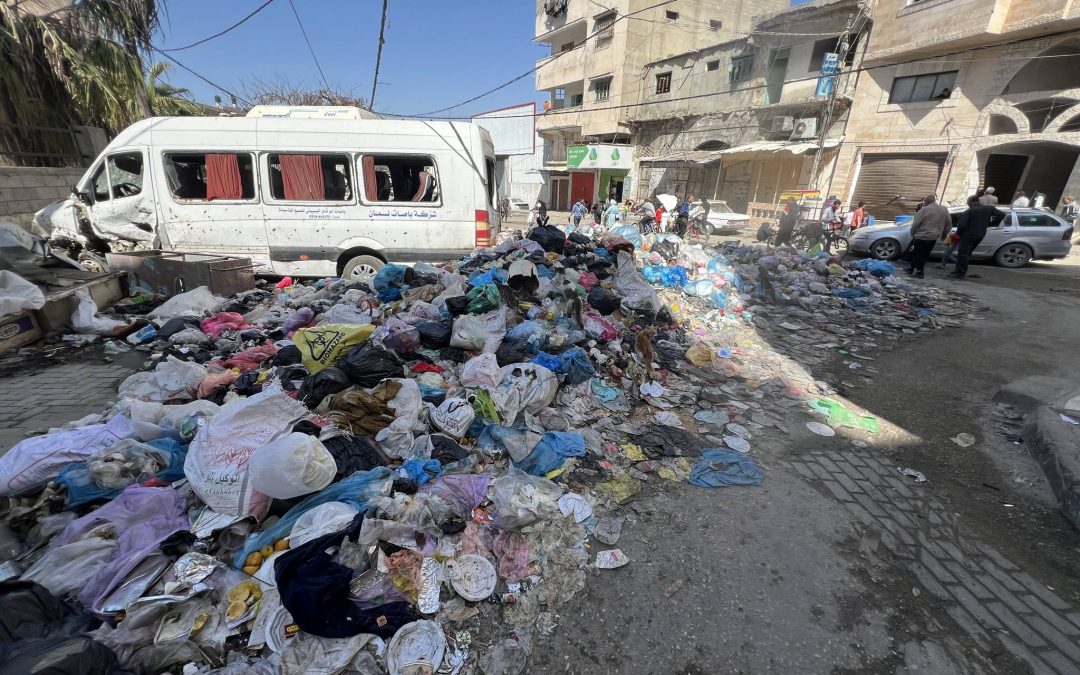 أونروا: أطنان من النفايات تحاصر خيام النازحين وسط قطاع غزة