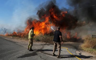 إصابة 8 إسرائيليين وحرائق بالجليل بعد قصف مكثف لحزب الله