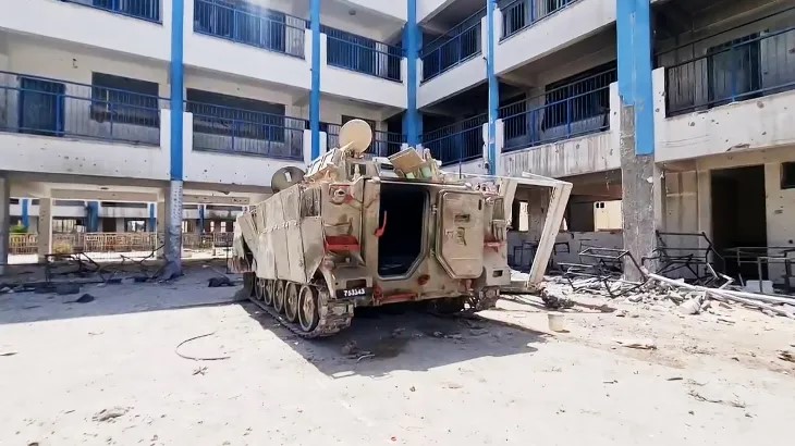 الاحتلال يخلف ناقلة جند محترقة بإحدى مدارس الأونروا في رفح