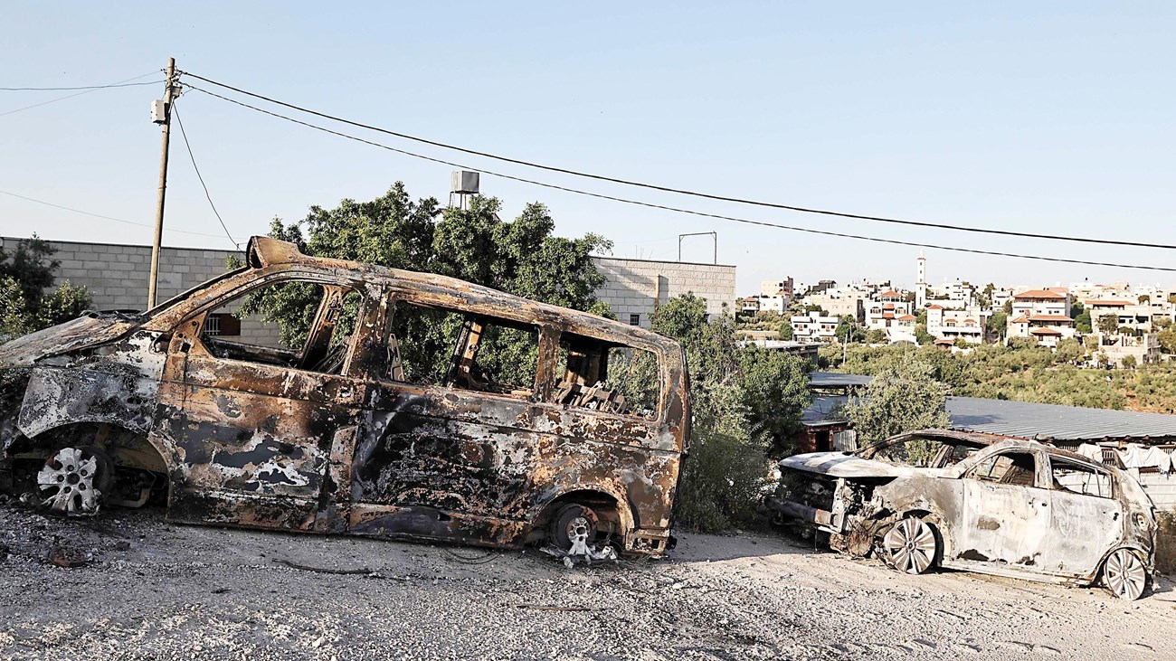 مستوطنون يحرقون مركبات فلسطينية جنوبي الخليل